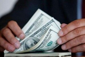 Посадовець волинського вишу попався на хабарі у 1000 доларів США: йому повідомили про підозру