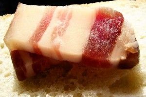 Замахнулися на святе: в Україні вже довмілися робити сало з олії та желатину