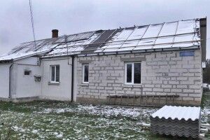 У Луцьку відновлюють дах в будинку, який зазнав найбільших руйнувань після ракетного удару