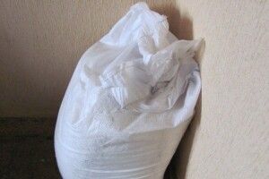 На Волині водій втік з магазину з недоплаченим мішком цементу