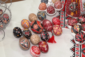 Від «сосонки» до «безкінечника»: як лучанка створює великодні яйця за давніми зразками