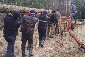 «Армія відновлення» : оборонні рубежі на Волині зводять безробітні