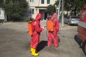 На запрошення мера у Любешові з’явилися люди у скафандрах