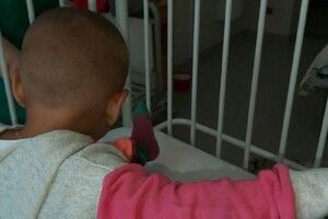 3-річній дитині, яку знайшли в товарняку з п'яною мамою, зробили аналіз на COVID-19, бо мала температуру