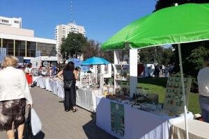 У центрі Луцька – ярмаркують: що продають (фото)
