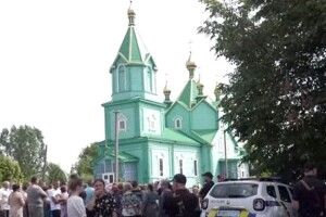 У селі на Любомльщині парафіяни, які перейшли у ПЦУ, змушені молитися на вулиці