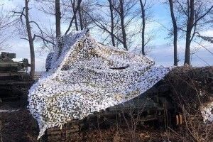 Жінки, які плетуть маскувальні сітки для захисників у Володимирі, потребують «додаткових рук»