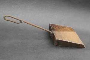 Невчасно обернулася: рівнянин металевим совком вибив дружині око