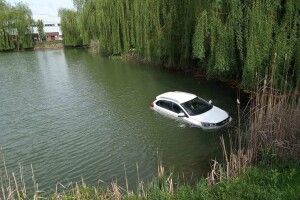 У Луцьку в ставку плавала машина (Фотофакт)