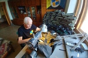 У майже 80 років відшив 2000 похідних солдатських «шаф»