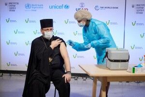 Українських релігійних лідерів вакцинували проти COVID-19 