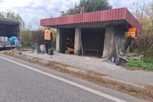На дорогах Волині приводять до ладу зупинки громадського транспорту