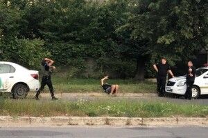 Вийшов з машини і впав: у Луцьку затримали п'яного таксиста (Фото) 