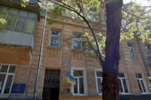 Полінувалися виносити? Трьох людей госпіталізували після спроби спалити ялинку в каміні багатоповерхівки