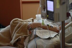 Серед ночі у Рівному госпіталізували цілу сім’ю 