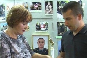 Мама волинянина, загиблого на Сході,  передала нагороди сина в музей