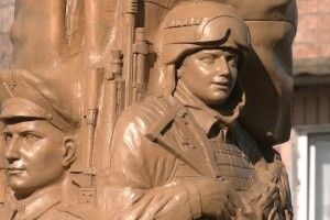 На Рівненщині відкрили дерев'яну скульптуру «За Україну» 