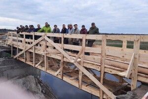 У поліському селі напередодні Великодня відбудували підірваний міст (Фото)