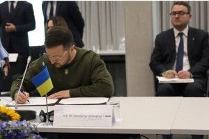 Президент Зеленський уперше з'явився на людях в окулярах