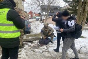 На Львівщині волинські поліцейські зловили торговця зброєю 