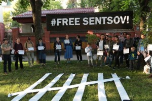 Поліція затримала чоловіка, що зірвав плакат #FreeSentsov біля генконсульства РФ у Львові