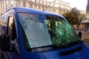 Чоловік розбив кувалдою автобус та побив водія, з яким у нього раніше стався конфлікт на дорозі (Фото)