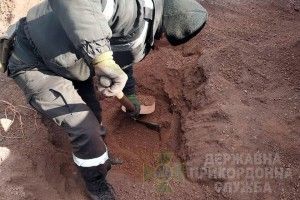 З-під руди прикордонники дістали куриво (Фото, відео)