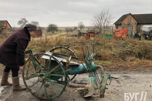 У селі на Волині молодь так розважалася, що постраждала картоплекопачка