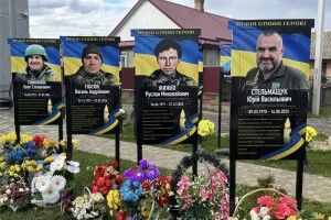 У громаді на Волині встановили сім нових стел загиблим військовим на Алеї Слави та Пам'яті 