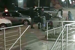 У Луцьку жорстоко відгамселили молодого чоловіка (Відео)