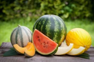 Чому не можна купувати розрізані кавуни і дині