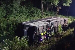 Подробиці нічної ДТП автобуса міжнародного сполучення на Рівненщині (Фото)