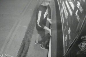 У Луцьку вандал понищив майно магазину. Його записали камери відеоспостереження