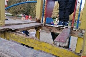 Вандали поламали дитячу гірку в парку Рівного