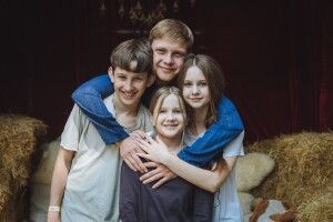 21-річний хлопець взяв під опіку братів і сестер після загибелі мами