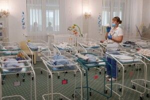 Українські жінки виношують дітей для іноземців за 10 тисяч доларів