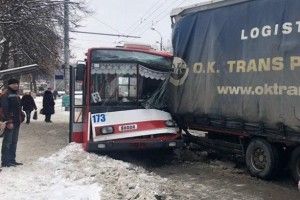 На Данила Галицького у вантажівки відірвався причеп і втаранився у тролейбус, серйозно травмувавши його водійку (фото)