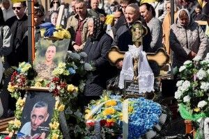 Нововолинськ: «Ми колективно молилися за загиблих Героїв, а поруч проходили з усмішкою батюшки і кропили могили…»