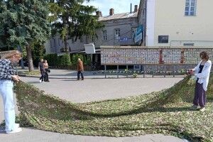У центрі Луцька: «Ух ти, ви сітки плетете! Мені треба. Можна їх у вас купити?»
