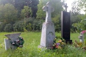 Семикласниці позували оголеними на тлі могил. Фото виклали у соцмережі