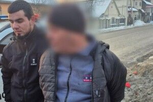 На Закарпатті місцевий житель зірвав портрети загиблих воїнів на Алеї пам'яті