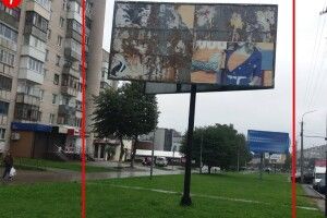У Луцьку скидають огидні рекламні щити (Фото)