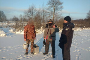 Волиняни масово рибалять на зимувальних ямах. Рибпатруль також ґав не ловить (Фото)
