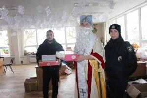 Патрульні поліцейські стали помічниками Святого Миколая