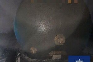 У Луцьку зловили водія, який зливав з цистерни в канаву їдку рідину