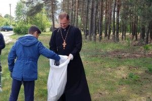 Сміття збирали і діти, і священик