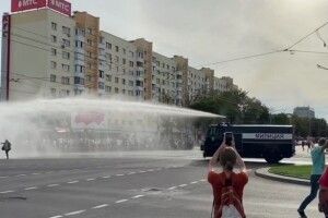 У Бресті проти мітингувальників застосували водомет