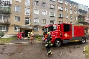 Щоб дістати до немічного чоловіка, рятувальники на Волині змушені були використовувати драбину