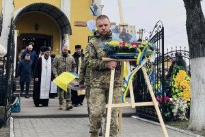 Нововолинськ попрощався із полеглим захисником Андрієм Боратинцем