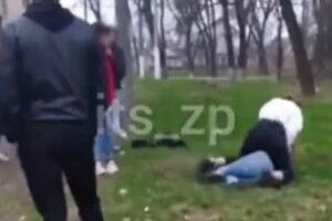 Побилися через хлопця: тягала за волося та обличчям у землю (Відео 18+)